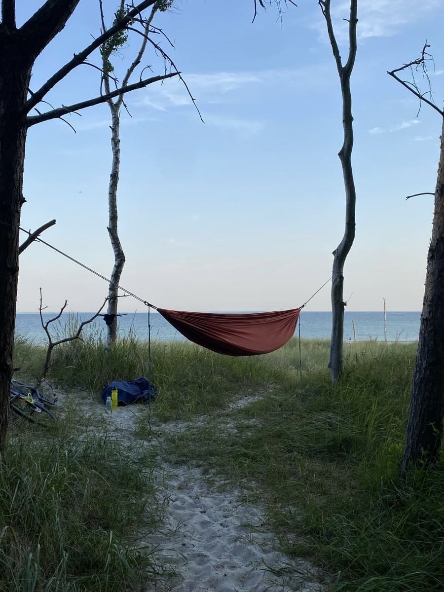 Ruhiger See umgeben von Wäldern